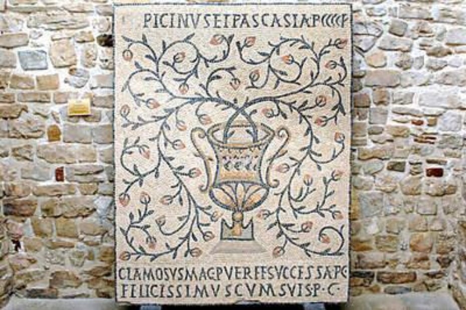 Starorimski mozaik s vazom s cvijećem i zanimljivim posvetama, izložen u lapidariju porečke biskupije, a uskoro u Ravenni