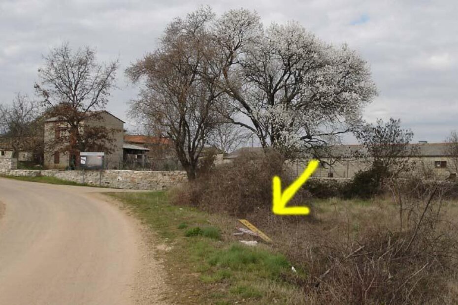 Kod prve kuće na koju naiđete kad u Štifaniće dođete iz Rakovci, sa desne strane leži prometni znak