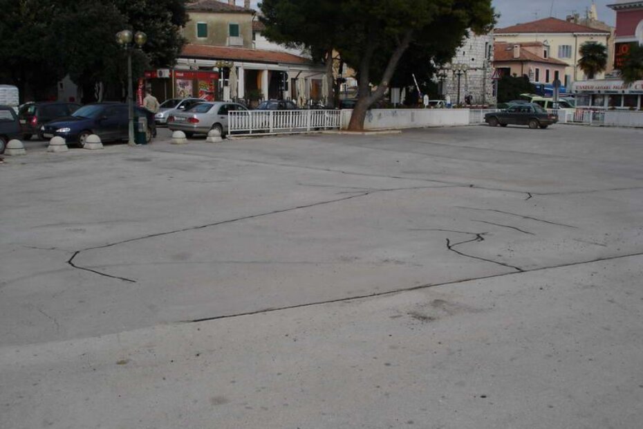 Riva je išarana isfrezanim kanalima