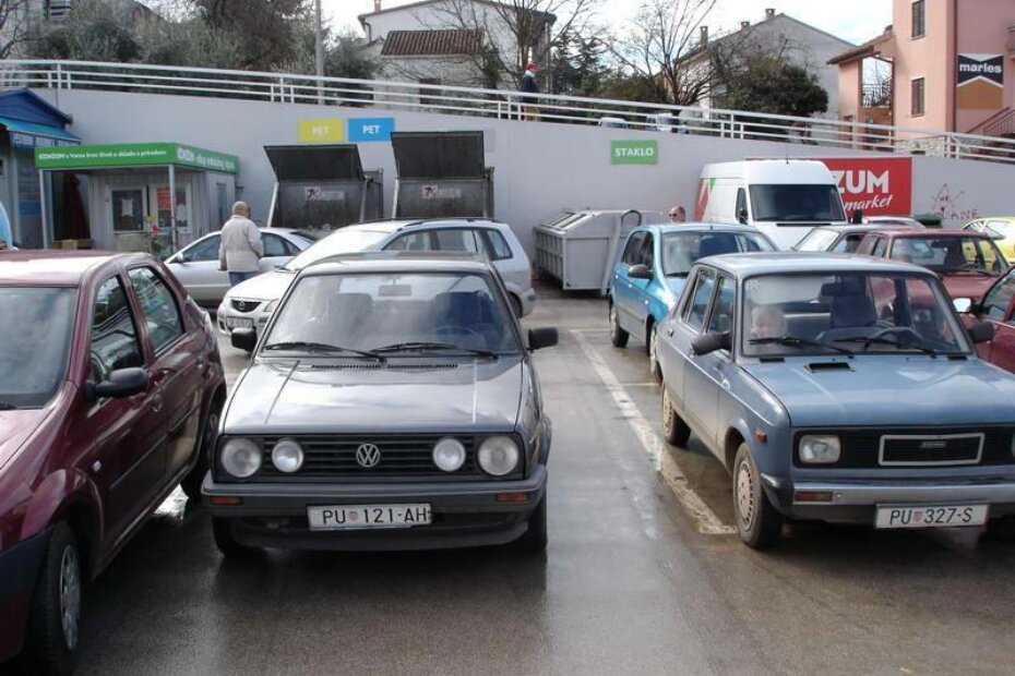 "Stojko" i teta u njemu su propisno parkirani. Golf baš i nije, nego je parkiran, bimo rekli, na sredini puta. Ne blizu "stojka", nego onako, zemljački, daleko