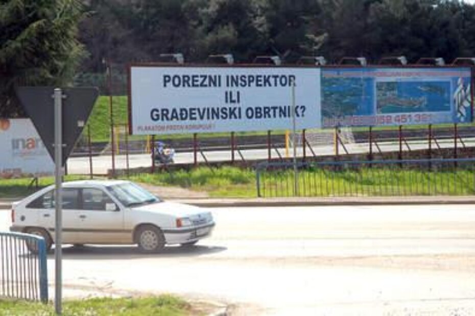 Na jumbo plakatu koji je osvanuo na mjestu gdje se reklamira Hann-invest stoji: "Porezni inspektor ili građevinski poduzetnik, plakatom protiv korupcije"