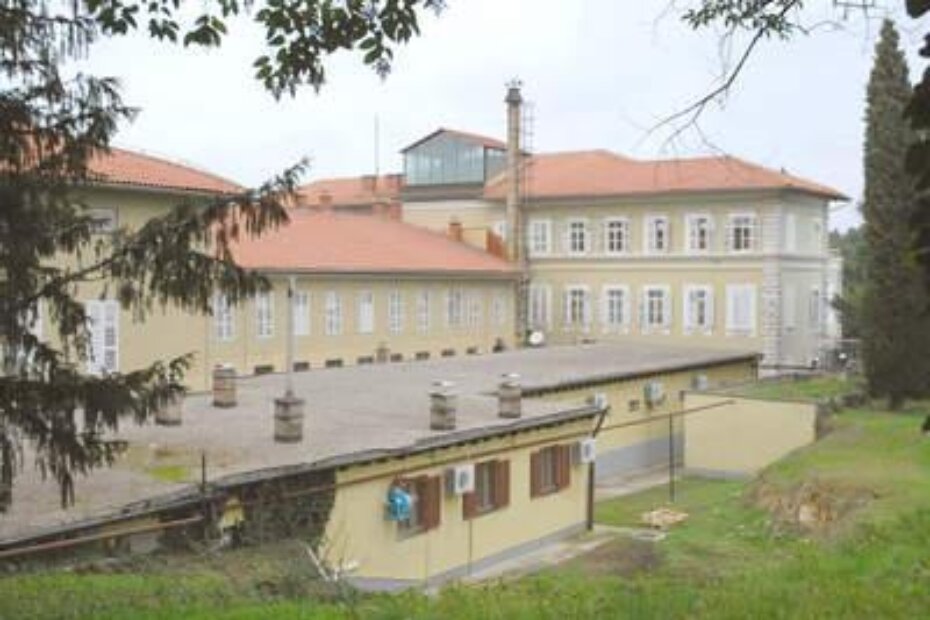 Dio kompleksa koji koriste Srednja škola Mate Balote i studij vinarstva i mediteranskih kultura