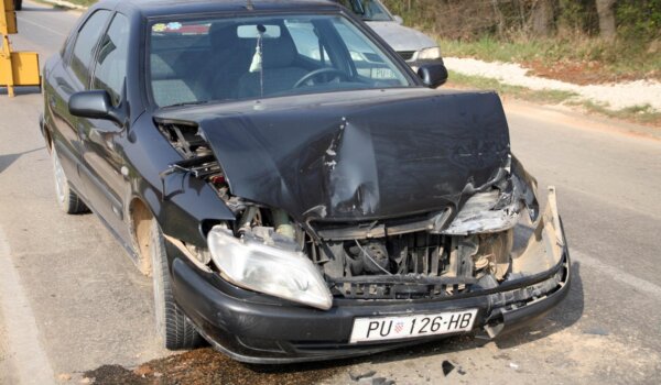 Sudar automobila i kombija na ulazu u Veli Maj