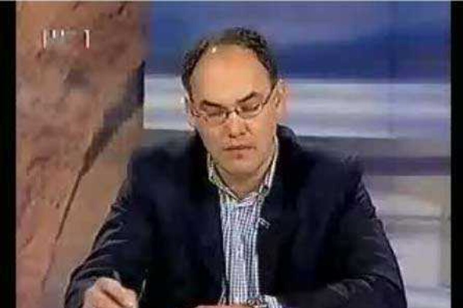 Kod predstavljanja na početku emisije, Damir Kajin na lijevoj ruci ima jasno vidljivi sat