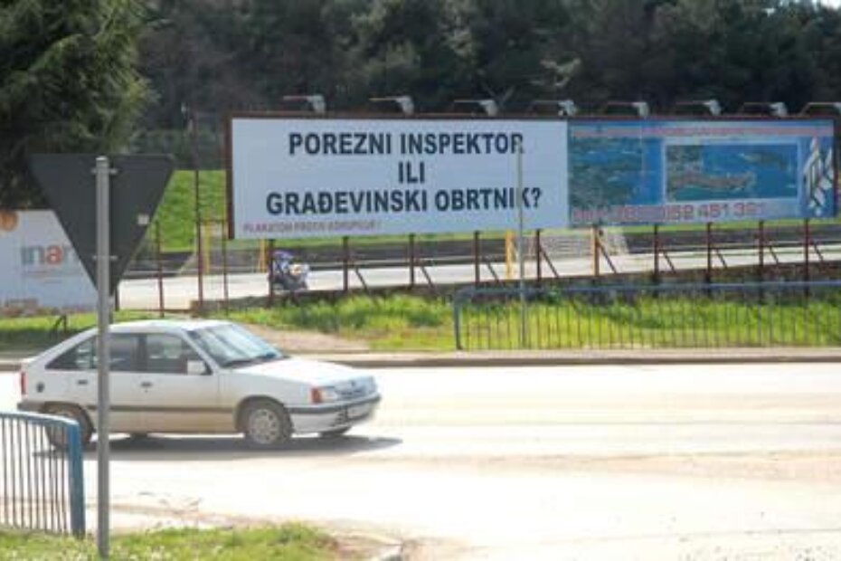 Plakat Hann-investa nedavno postavljen u Poreču