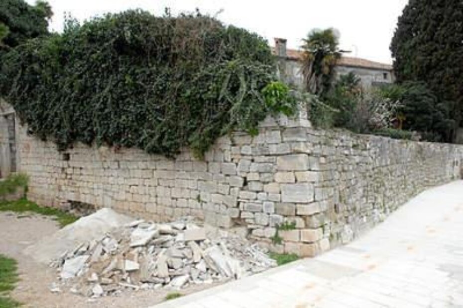 Lungomare Poreč, gradske zidine obrasle u bršljan