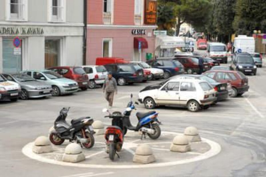 Narodni trg konstantno je zakrčen nepropisno parkiranim vozilima