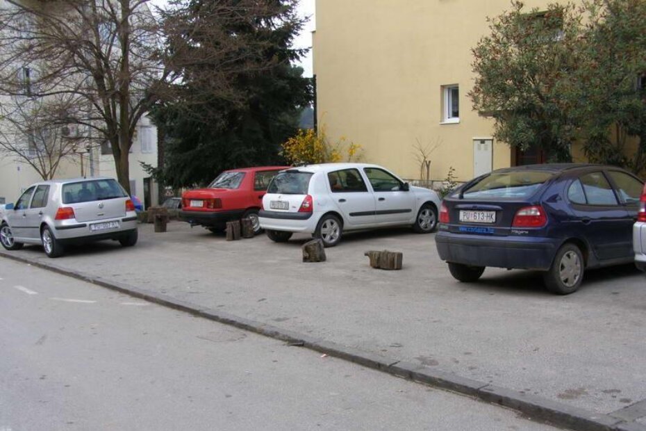 Višegodišnje uzurpiranje javne površine u Kandlerovoj završit će solomonskim rješenjem - nitko neće parkirati, tu će biti zelena površina