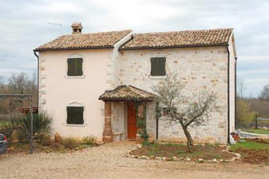 Kuća u Matulinima - čija je gradnja iznuđena od tvrtke Baxmar - prodana je 2004. godine Britancima