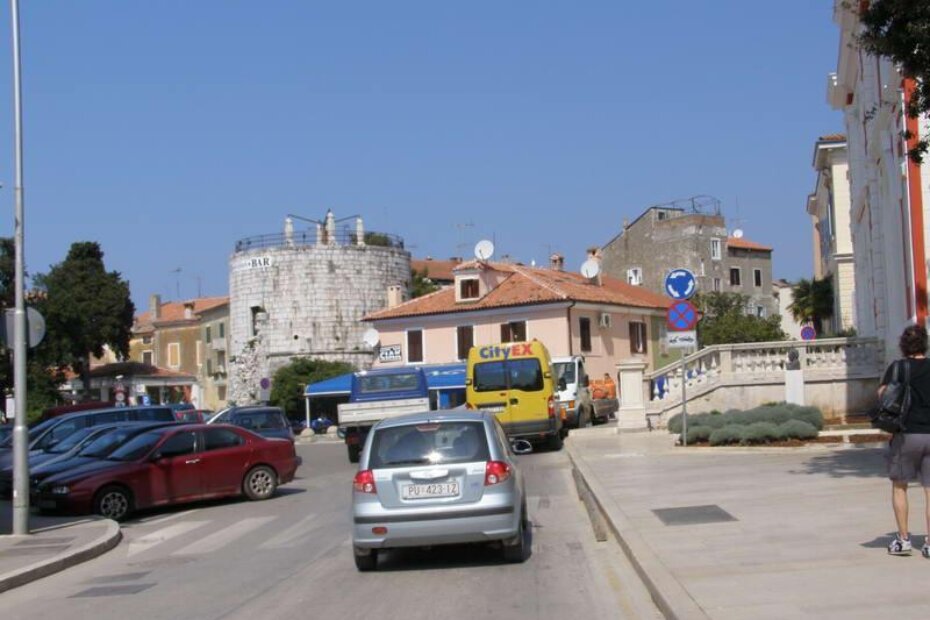 Narodni trg - CityEX parkiran pred kazalištem. Ispred njega kamion plinare. Alfa zauzima pola ceste