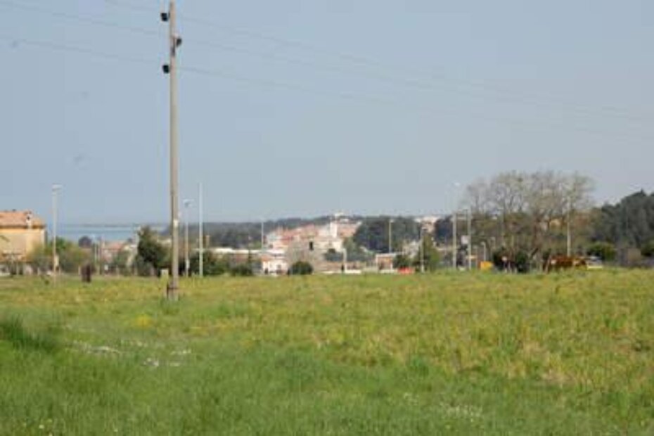 Teren između groblja i županijske ceste na kojem će se graditi parkiralište