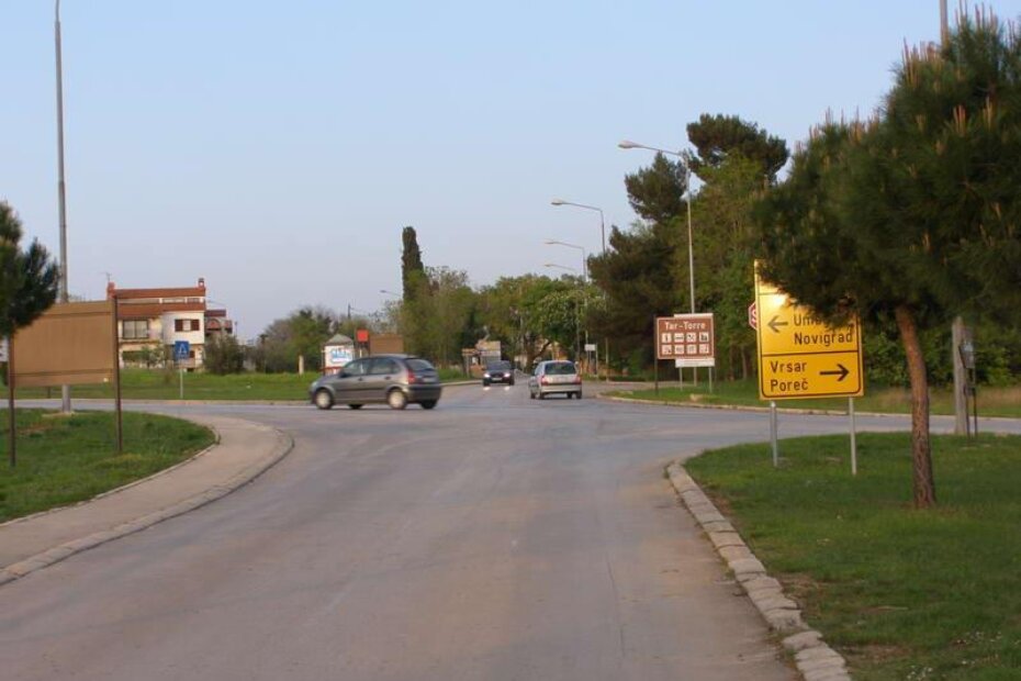 Znaka STOP na cesti gotovo da i nema, crta također. Prometni je znak sakriven iza putokaza. A putokaz iza drveta