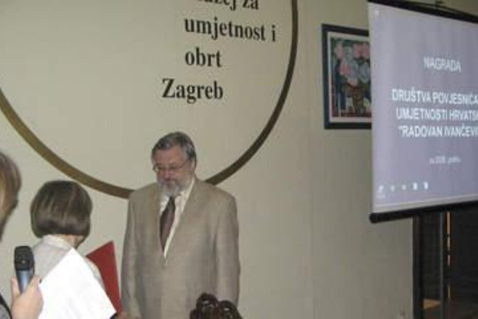 Prof. Matejčiću nagradu je uručila predsjednica DPUH-a Ivanka Reberski