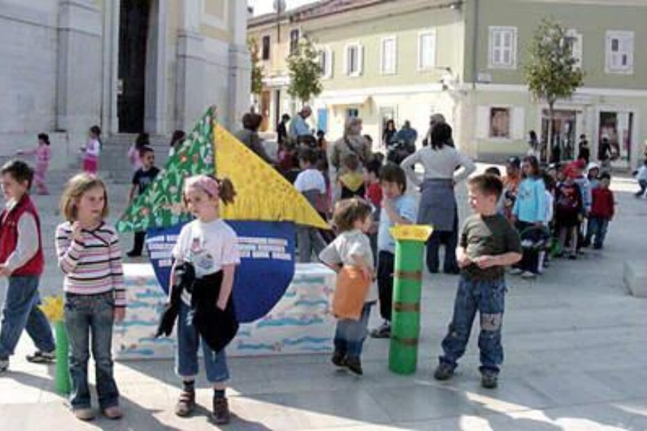 Mališani su izložili svoje likovne radove i poruke na temu zaštite prirode, zdravog života i očuvanja okoliša