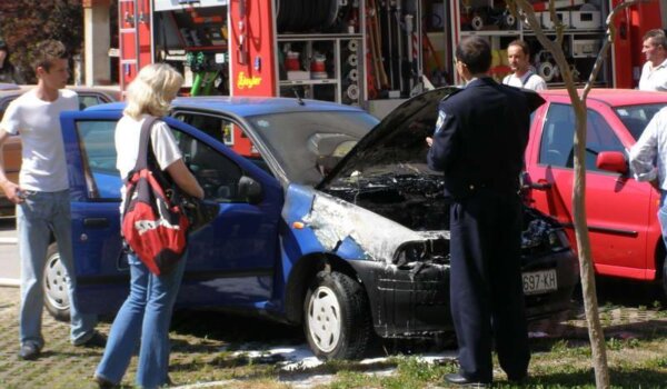 U naselju 'Mate Balota' na parkiralištu planuo Fiat. Munjevitom interevencijom vatrogasaca spriječeno širenje požara