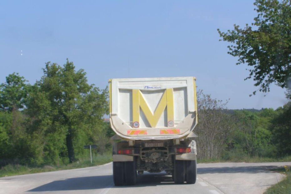 Ogromni kamioni, usprkos zabrani, redovno voze cestom Lovreč-Žbandaj