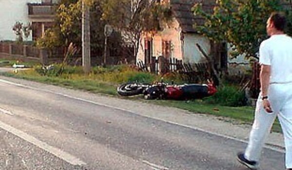 Policajci presretačem srušili motoristu, a zatim mu, teško ozlijeđenome, odbili pomoći?