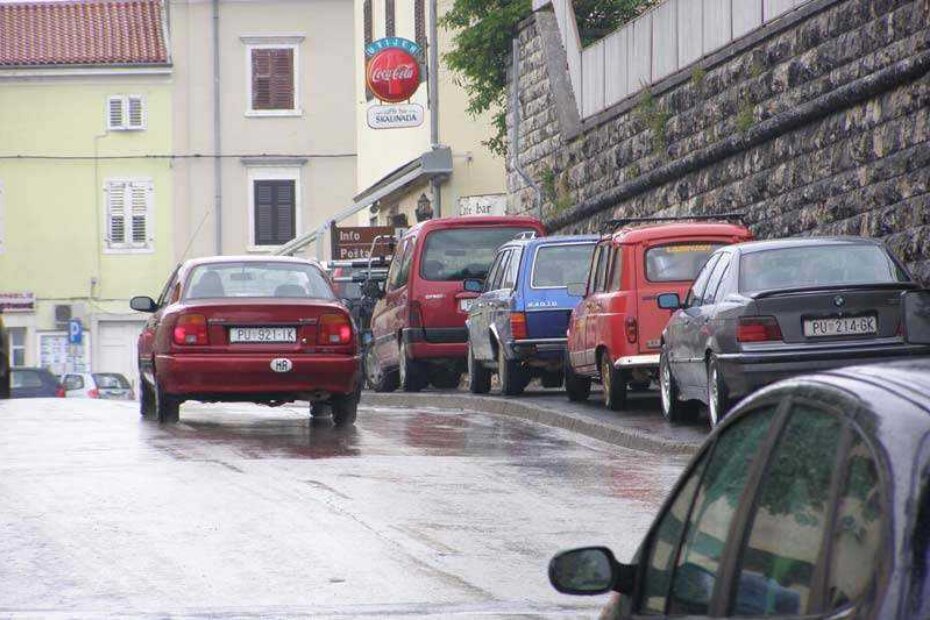 Pločnik u Mlinskoj potpuno je prekriven automobilima