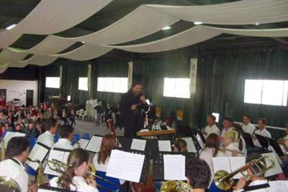 Limena glazba Zajednice Talijana Tar pod vodstvom Nevena Radakovića na nastupu u Negraru