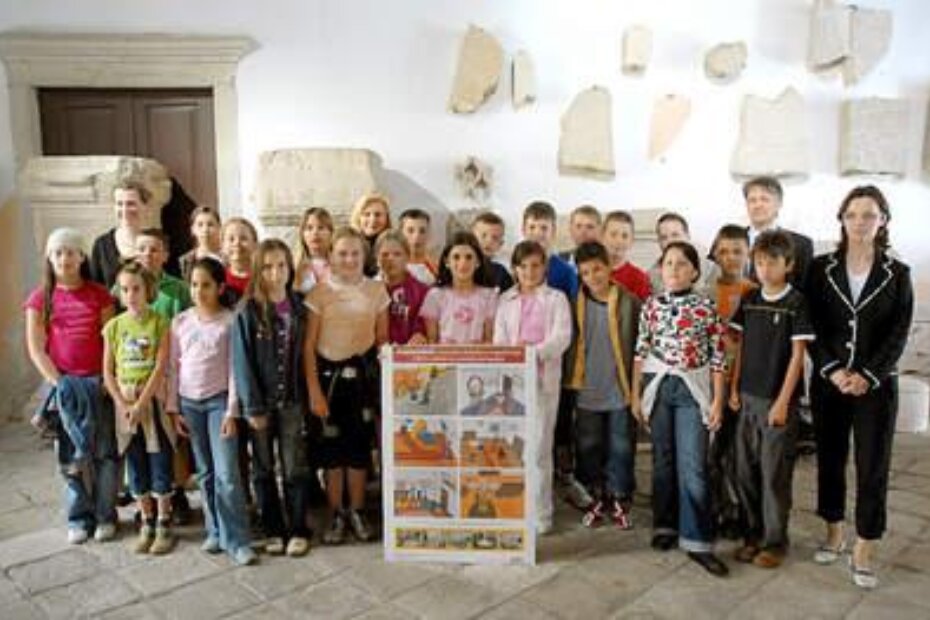 Učenici ponosno pokazuju plakat koji su izradili