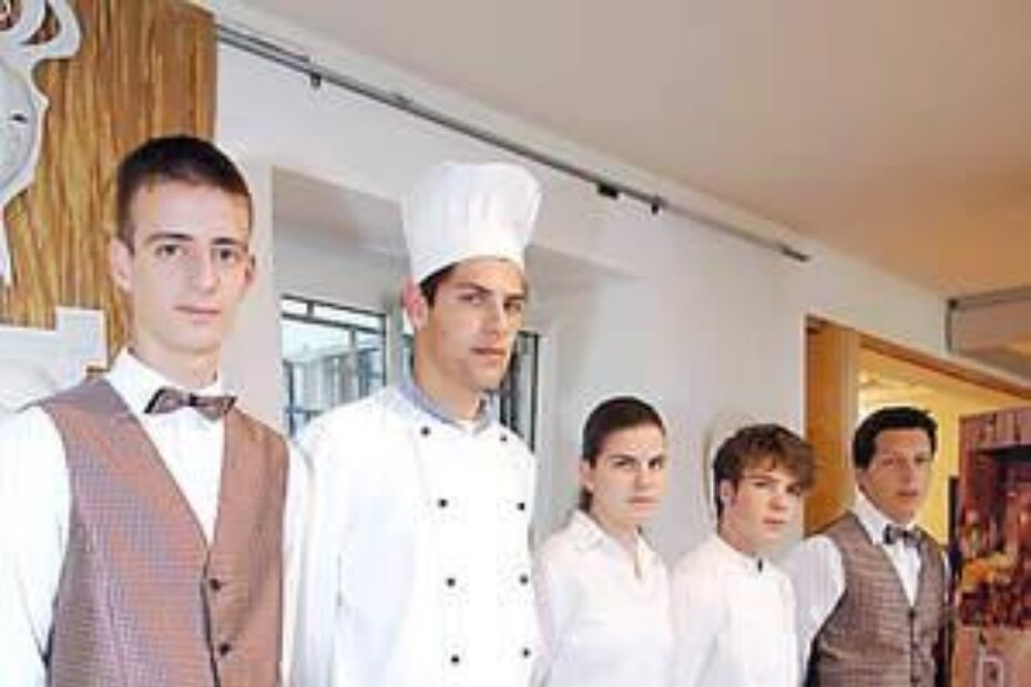 Mlade treba uključivati u srednje obrazovanje - budući kuhari i konobari izlažu slastice od samoniklog voća