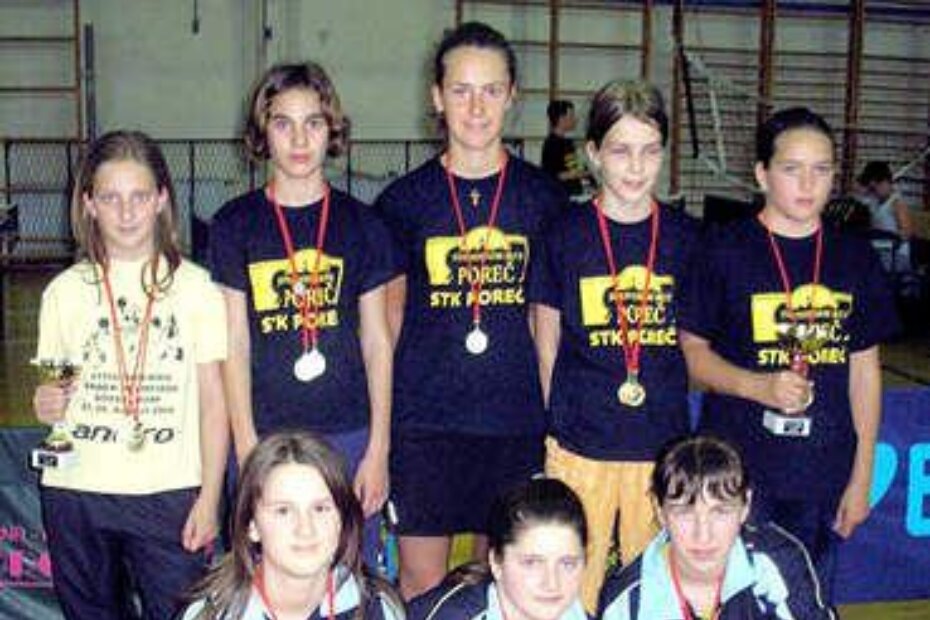 Najbolje juniorke - Porečanke Martina Rioža, Martina Brizanac, Maja Šuman, Sanja Stankovska i Jasmina Sahačić te igračice "Brovinja" (čuče) Šejla Džaferović, Elvisa Hodžić i Lara Dobrić