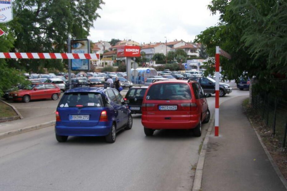 Već na donjem ulazu u LaCop otkrili smo zašto su nas građani pozvali: Nijemac je našao baš zgodno mjesto za parkiranje