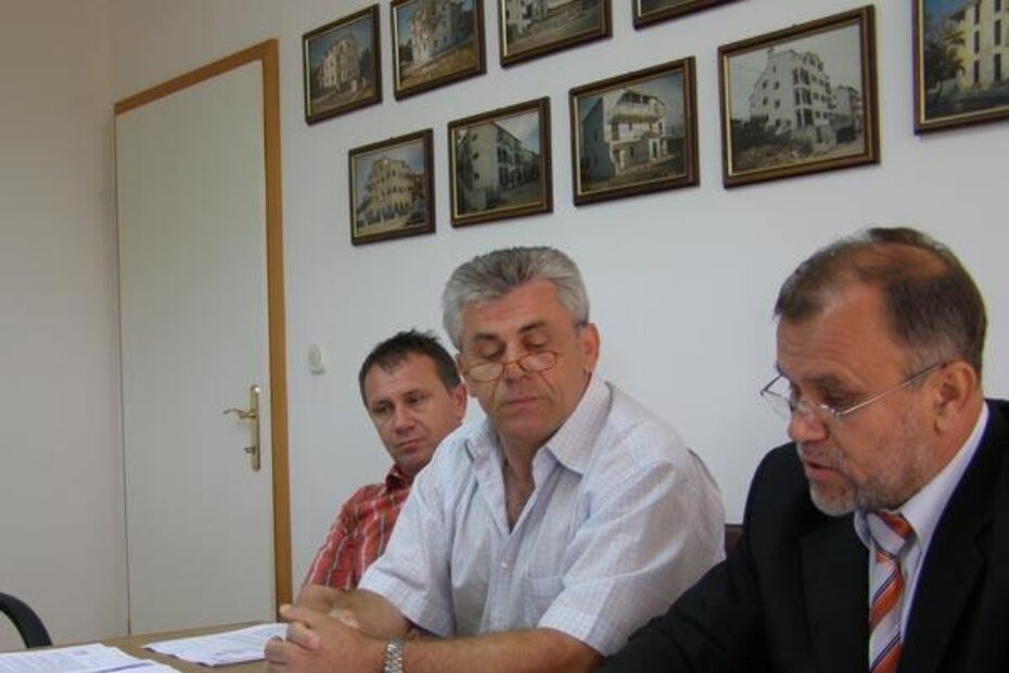 Braća Namik, Alija i Nedžad Hodžić na jučerašnjoj tiskovnoj konferenciji u prostorijama Hann-Investa