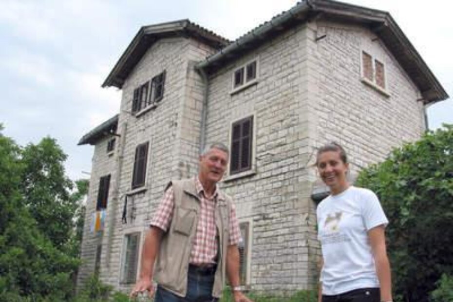 Ispred nekadašnje željezničke postaje u Bujama; Drago Bratož iz Kopra i Ana Pibernik, koordinatorica projekta 'Parenzana' iz Istarske županije