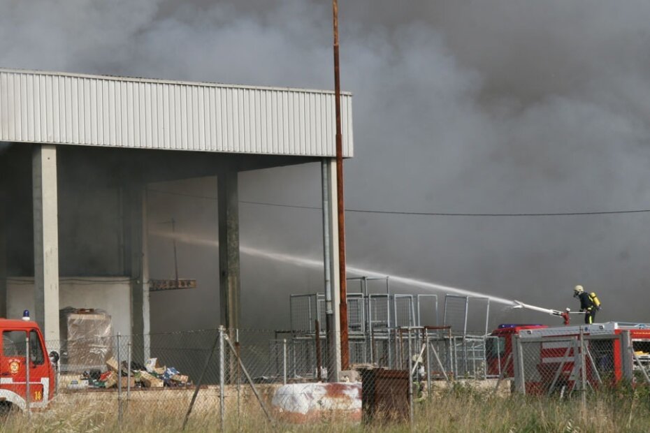 Vatrogasci u borbi sa plamenom koji se jako brzo razbuktao i zahvatio cijelo skladište