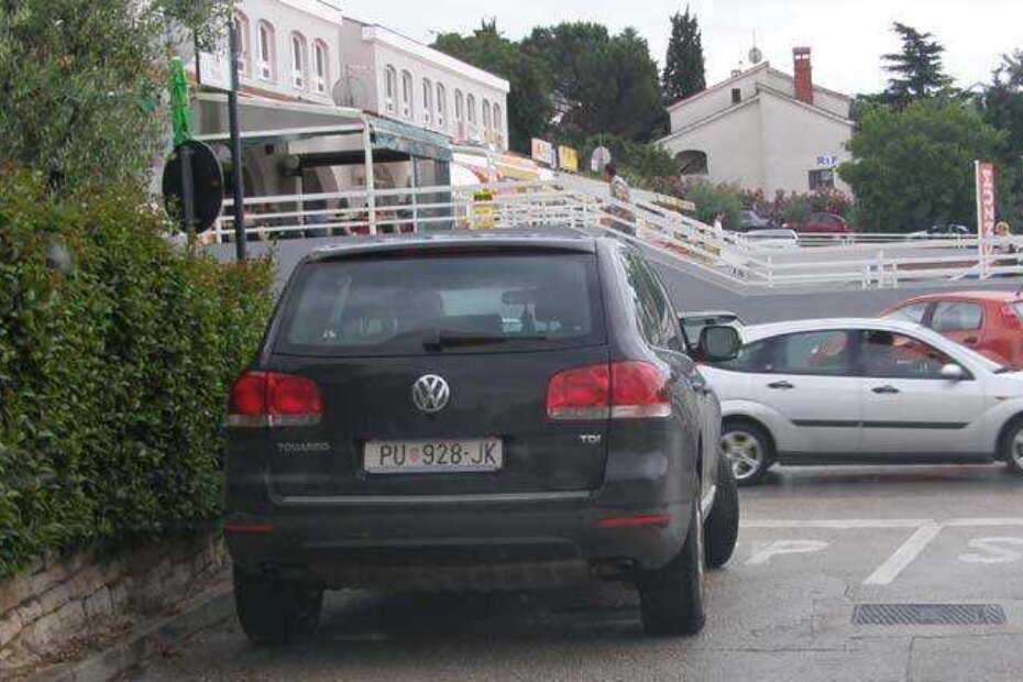 Prvi mamin sin parkirao je svog touarega na dnu Pulske, tako da je skretanje ulijevo moguće samo - oko njega