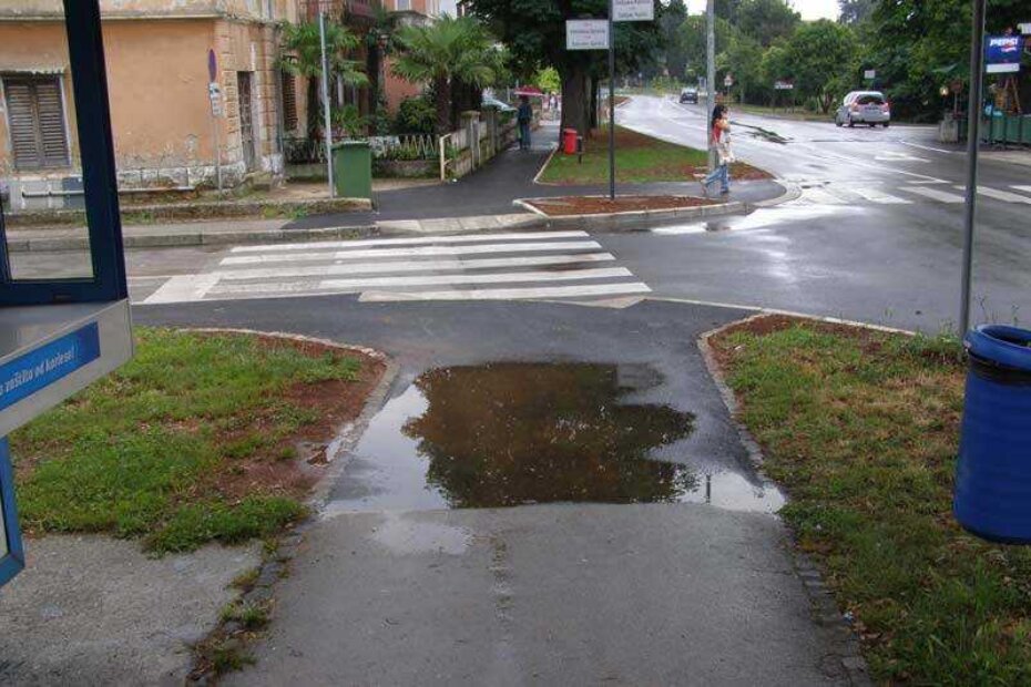 Ispred kioska na križanju Spinčićeve i Kalčićeve
