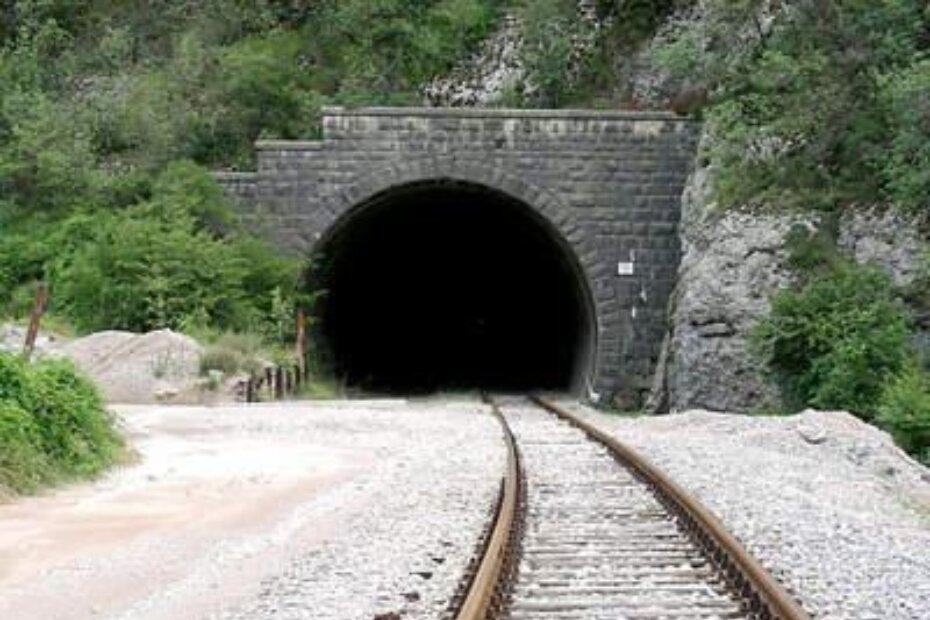 Tunel na pruzi Lupoglav - Štalije u koje se počeo kopati odvojak za Matulje