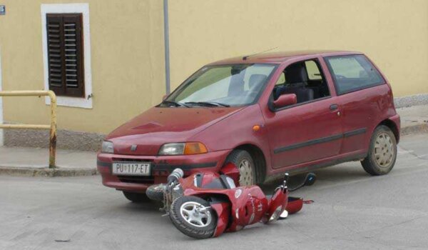 Skuterom pod automobil na križanju V.C.Emina i M. Vlašića - zaredale prometne, policija moli za pojačan oprez