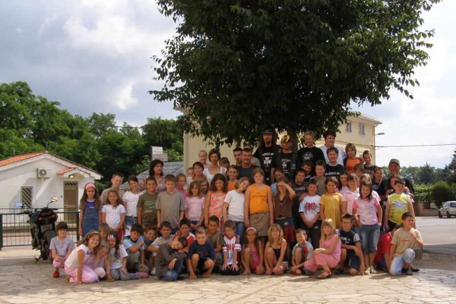 Masovka na trgu pokraj škole