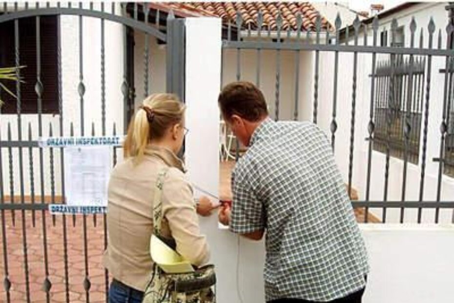 Inspektori porečke ispostave Državnog inspektorata pečate ulaz u kuću iznajmljivača na crno u Červar Portu, kolovoz 2006.