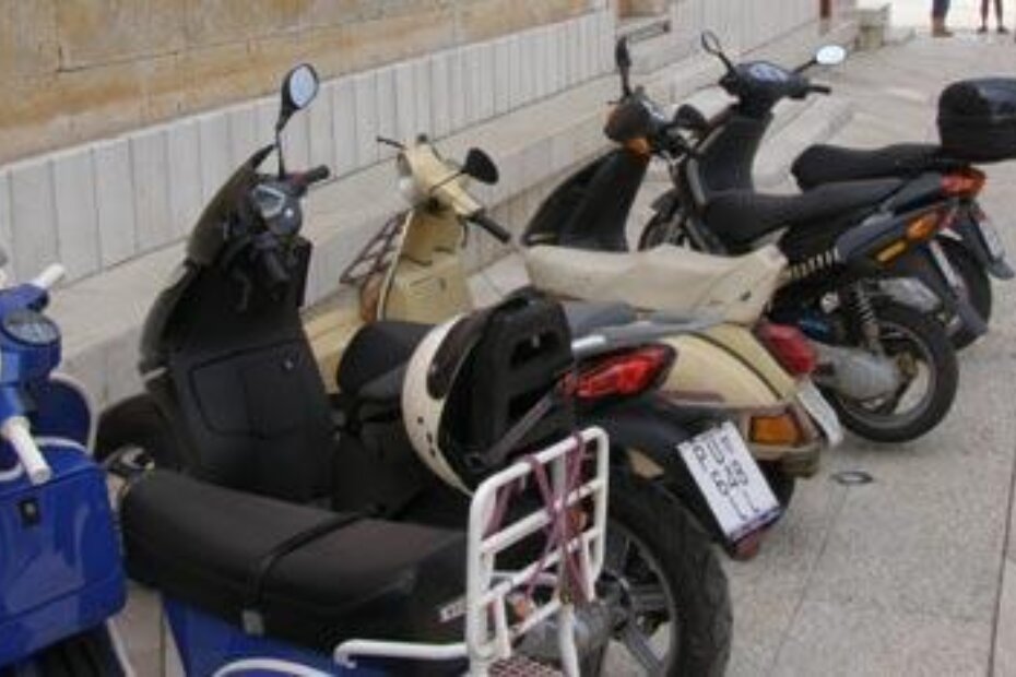 Tamo gdje bi trebali šetati i sjediti pješaci, parkirani su skuteri i motocikli