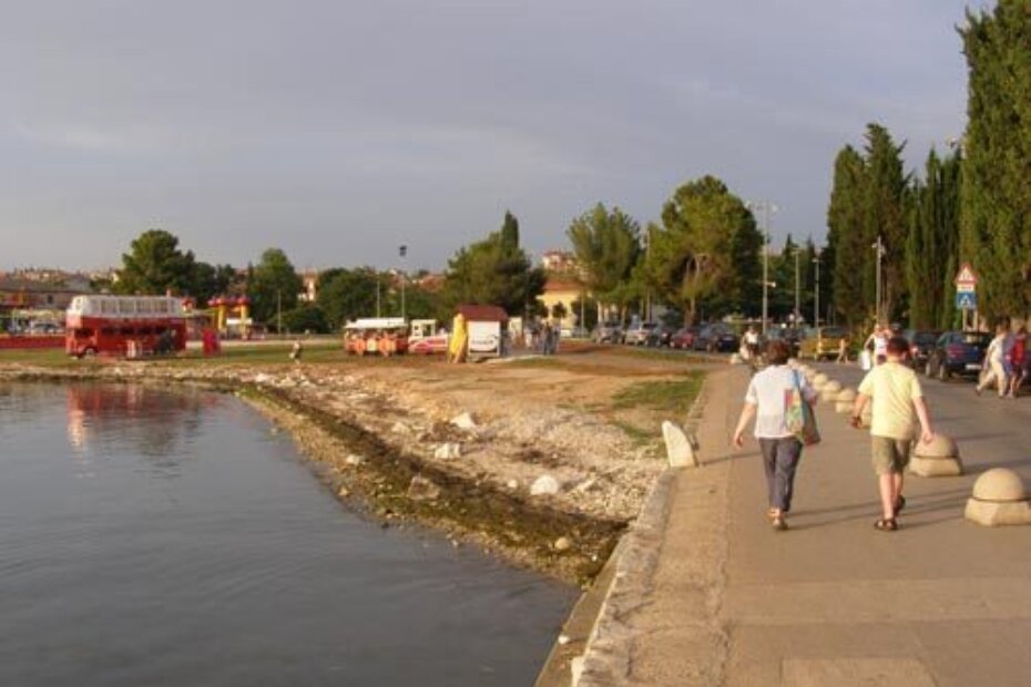 Šetači i građani jučer su ponovno morali trpjeti neugodan smrad iz zaljeva