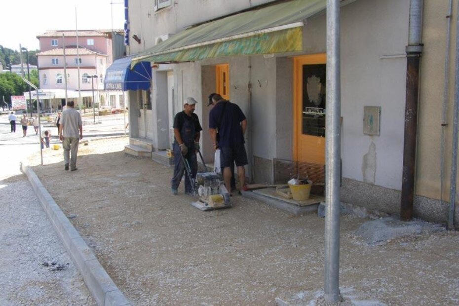 Radnici poduzeća "Tegra" vibratorima nabijaju materijal na pločnicima koji će uskoro također biti asfaltirani