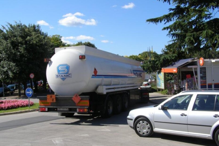 Cisternu je vozač postavio tako da je bilo jako teško zaobići je, ukoliko dolazite sa rive