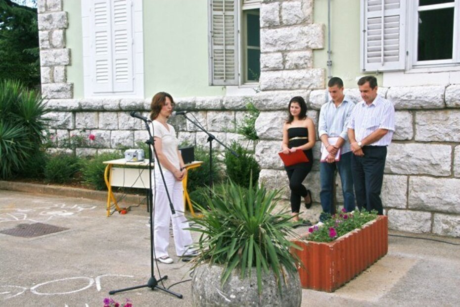 Gđa Nadija Štifanić Dobrilović,dogradonačelnica grada Poreča obraća se maturantima