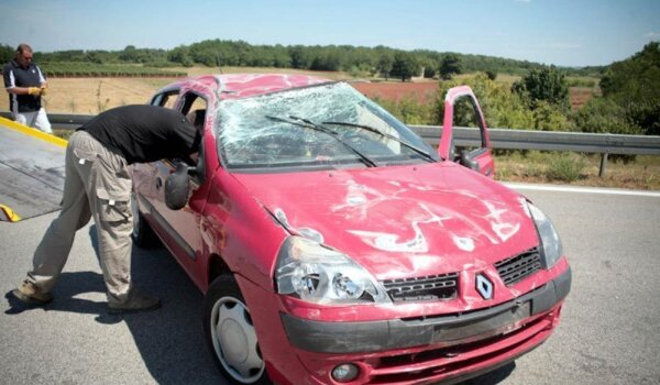 Na Ipsilonu ponovno sudar i otežan promet: u preticanju zakvačio automobil sa kamp prikolicom i prevrnuo se