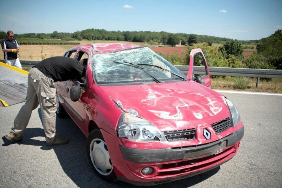 Renault clio nakon prevrtanja, sa zdrobljenim krovom