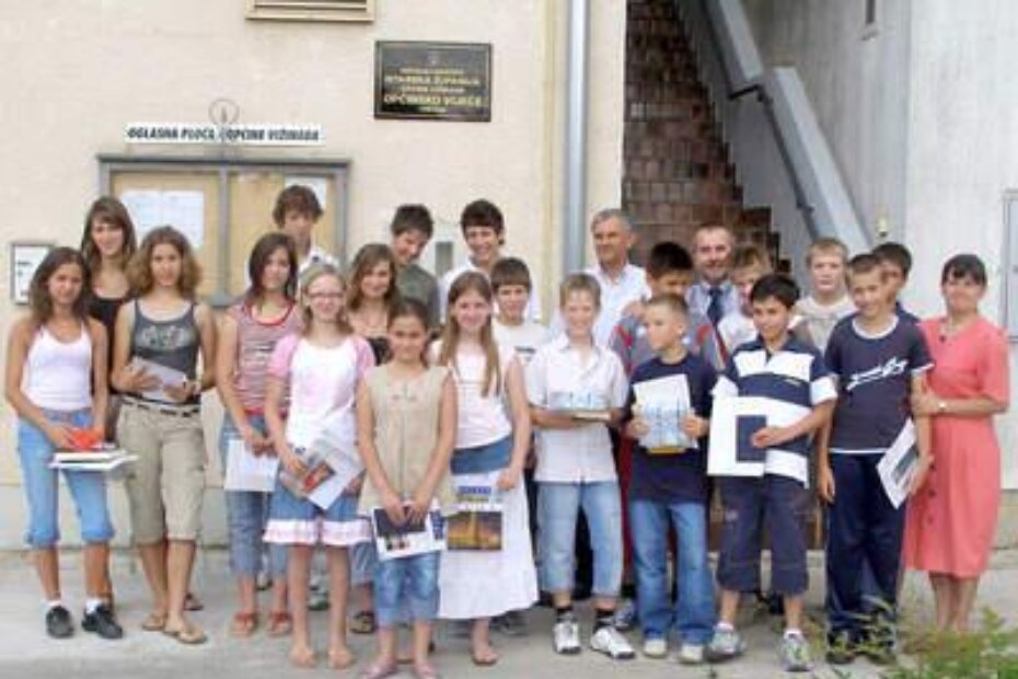 Nagrađeni učenici i njihovi učitelji s vižinadskim načelnikom