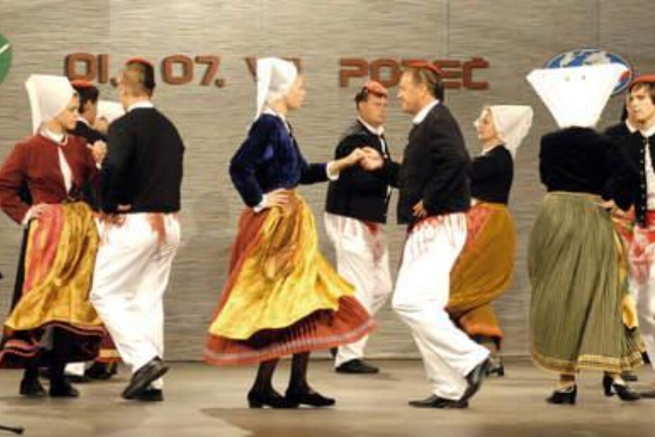 Nastup paške 'Družine'