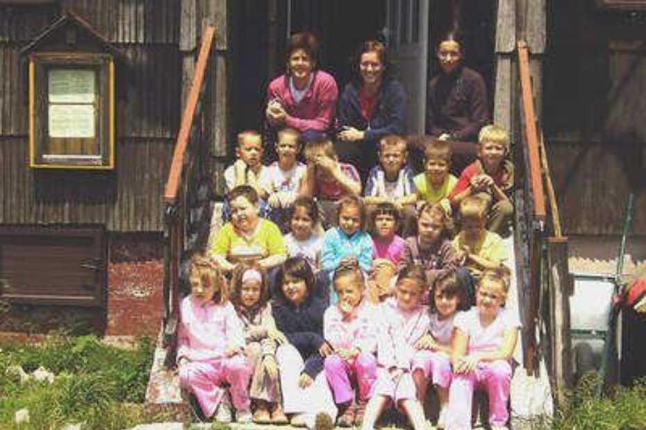 Mališani ispred Planinarskog doma Risnjak