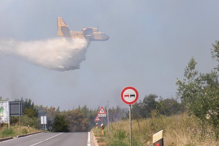 U nekoliko desetaka naleta, kanaderi su zaustavili dalje širenje požara i stavili ga pod kontrolu,