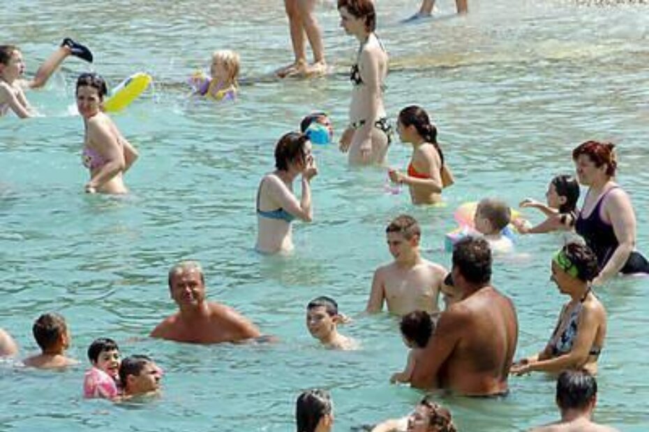 Zbog nesnosnih vrućina mnoštvo kupača pohrlilo je na plaže i potražilo osvježenje u moru