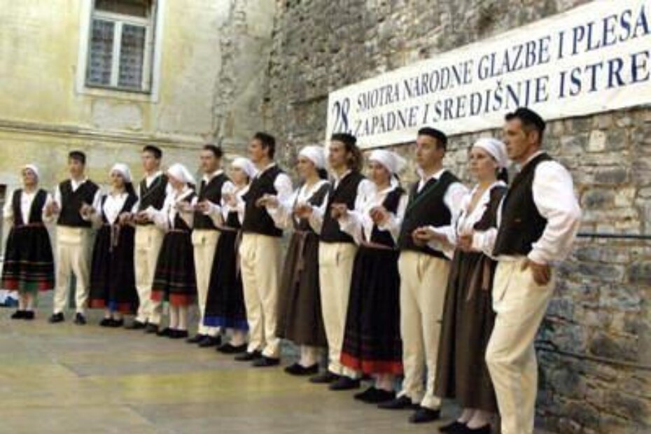 Folklorna skupina KUD-a Matka Laginje iz Sv. Lovreča