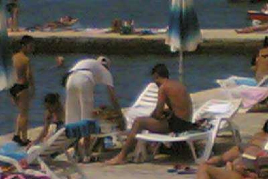 Ovaj ilegalac nesmetano na plaži prodaje krafne sumnjive kvalitete